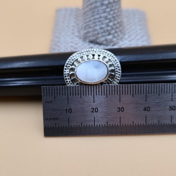 Size 9.25 Sterling Silver Large Oval Face White Shell Band Ring A4640 - Picture 7 of 8